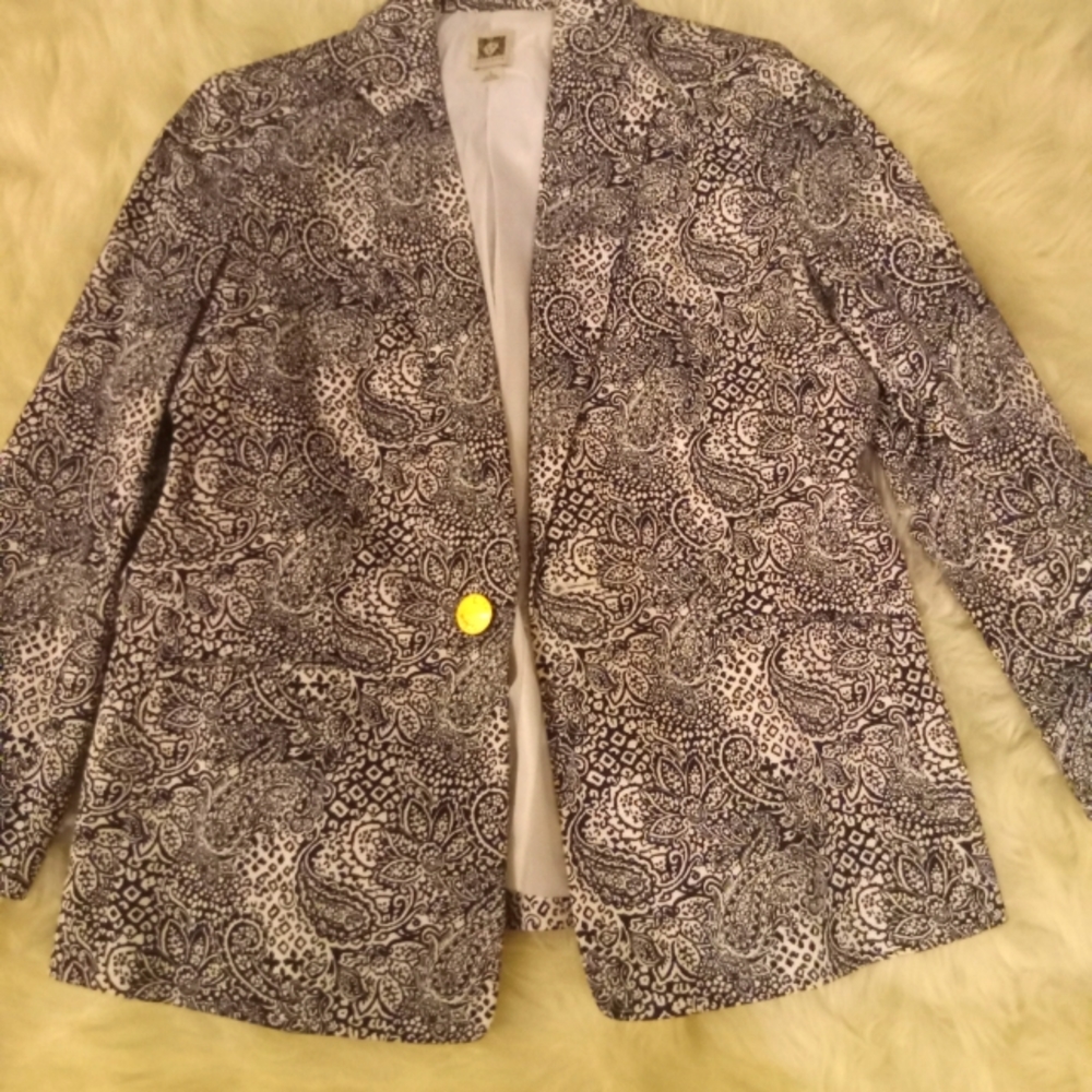 Beautiful Anne Klein Blazer